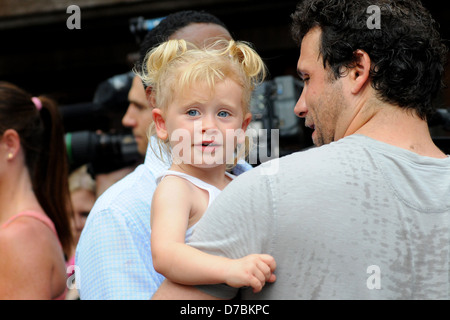 Jeremy Sisto et fille Charlie Sisto coucher Baby Buggy Bash tenue à Central Park - l'extérieur des arrivées la ville de New York, USA - Banque D'Images