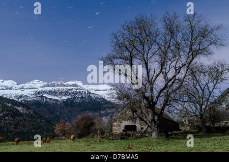 La tombée de la scène à Siresa paysage. Parc Nature de l'Occidental, les vallées des Pyrénées de Huesca, Aragon, Espagne Banque D'Images