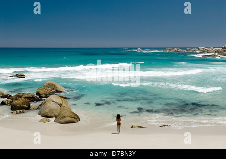 Une femme face à la mer sur Glen Beach à Camps Bay, Cape Town, Afrique du Sud Banque D'Images