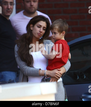 Stacey Solomon et fils Zachary forte présence policière à l'Stacey Solomon livre signant au Dagenham Library Londres, Angleterre Banque D'Images