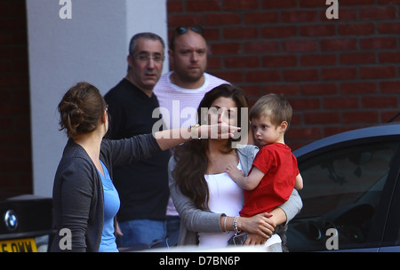 Stacey Solomon et fils Zachary forte présence policière à l'Stacey Solomon livre signant au Dagenham Library Londres, Angleterre Banque D'Images