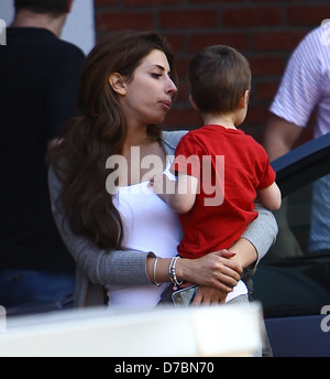 Stacey Solomon et fils Zachary forte présence policière à l'Stacey Solomon livre signant au Dagenham Library Londres, Angleterre Banque D'Images