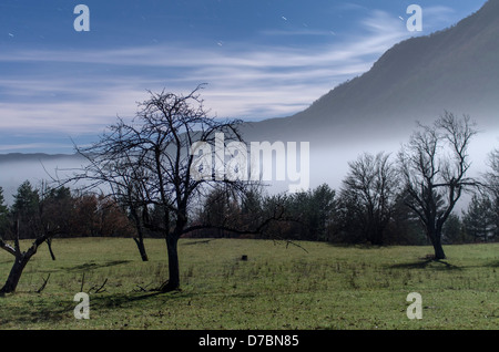 La tombée de la scène à Siresa paysage. Parc Nature de l'Occidental, les vallées des Pyrénées de Huesca, Aragon, Espagne Banque D'Images