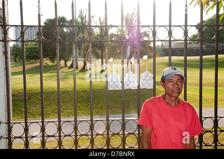 Un homme vend des balles de golf à l'extérieur d'un terrain de golf à Manille Banque D'Images