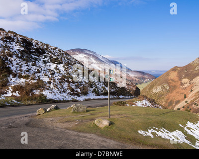 Vue sur Sychnant Pass route de campagne à Foel Lus Hill avec le signe de chemin du nord du pays de Galles dans le parc national de Snowdonia de Pensysnant, Conwy, Nord du pays de Galles, Royaume-Uni Banque D'Images