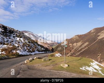 Sychnant Pass Vue vers le bas à l'autre avec le Nord du Pays de Galles signe Chemin dans le parc national de Snowdonia de Pensychnant, Conwy, au nord du Pays de Galles, Royaume-Uni Banque D'Images