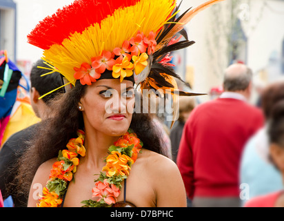 Fille en robe traditionnelle polynésienne durant cet évènement multiculturel, salon international à Fuengirola, Costa del Sol, Espagne. Banque D'Images