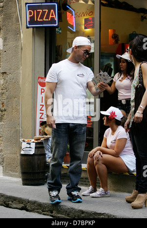 Mike 'La situation' Sorrentino, Nicole 'Snooki' Polizzi, et amis 'Jersey Shore' acteurs à travailler Florence, ITALIE - 30-05-11 Banque D'Images