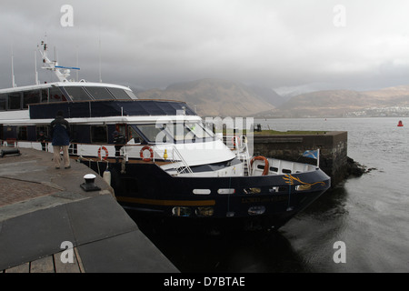 MV Seigneur des Glens laissant Caledonian Canal à Corpach Fort William Ecosse Avril 2013 Banque D'Images