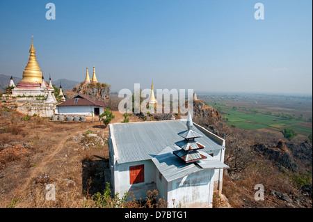 Le temple perché au-dessus de spires Inthein pagoda Inle Lake shan du Myanmar (Birmanie) Banque D'Images