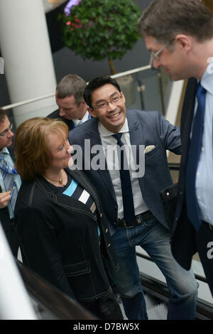 L'allemand au ministre fédéral de la Justice, Sabine Leutheusser-Schnarrenberger (L-R), Président fédéral du FDP Philipp Roesler et vice-président Holger Zastrow arriver avant le début de la réunion du conseil du FDP à Nuremberg, Allemagne, 03 mai 2013. Une réunion spéciale de la FDP, parti fédéral aura lieu ce week-end à Nuremberg. Photo : David Ebener Banque D'Images