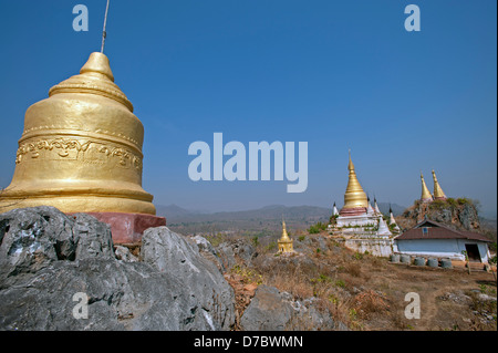 Le temple perché au-dessus de spires Inthein pagoda Inle Lake shan du Myanmar (Birmanie) Banque D'Images