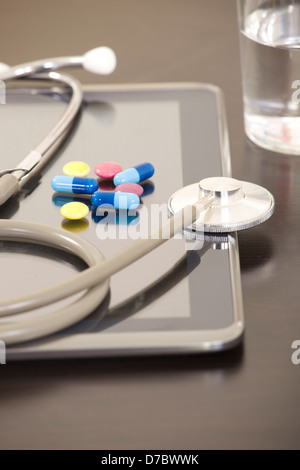 Lieu de travail médecin with digital tablet and stethoscope Banque D'Images
