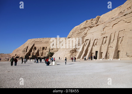 Le grand temple de Ramsès II ET LE PETIT TEMPLE D'Hathor et NEFERTARI ABU SIMBEL EGYPTE NUBIE 11 Janvier 2013 Banque D'Images