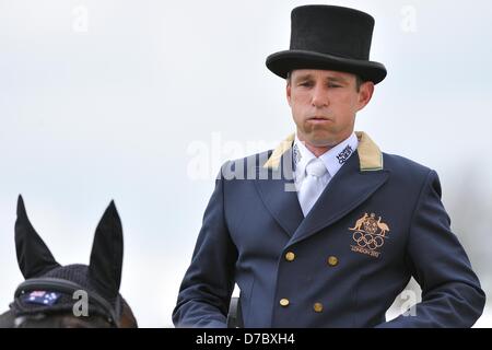 Badminton, UK. 3e mai 2013. Sam Griffiths [AUS] équitation heureux fois terminer la première journée de dressage à la Mitsubishi Motors Badminton Horse Trials en deuxième place. La Mitsubishi Motors Badminton Horse Trials ont lieu entre le 2e et 6e du mois de mai 2013. Photo par Stephen Bartholomew/Alamy Live News Banque D'Images