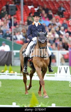 Badminton, UK. 3e mai 2013. Christopher Burton [AUS] équitation Holstein Park Leilani mène après la première journée de compétition à la Mitsubishi Motors Badminton Horse Trials. La Mitsubishi Motors Badminton Horse Trials ont lieu entre le 2e et 6e du mois de mai 2013. Photo par Stephen Bartholomew/Alamy Live News Banque D'Images