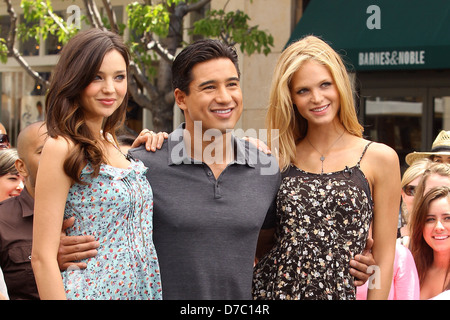 Miranda Kerr, Mario Lopez, et Erin Heatherton du Grove Los Angeles, Californie - 12.05.11 Banque D'Images