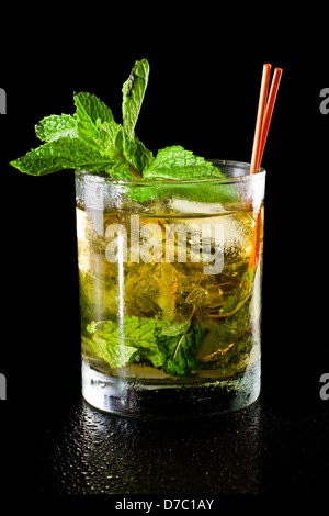 Close up d'un mint julep servi sur les rochers et garni de menthe verte fraîche sur le dessus, Kentucky Derby verre Banque D'Images