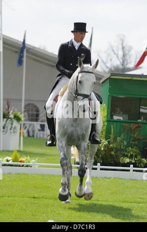 Badminton, UK. 3e mai 2013. Andrew Nicholson de Nouvelle-zélande circonscription au cours de la phase de dressage d'Avebury du 2013 Mitsubishi Motors Badminton Horse Trials. 3e mai 2013. Banque D'Images