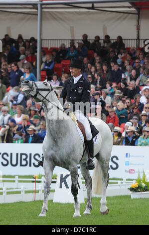 Badminton, UK. 3e mai 2013. Andrew Nicholson de Nouvelle-zélande circonscription au cours de la phase de dressage d'Avebury du 2013 Mitsubishi Motors Badminton Horse Trials. 3e mai 2013. Banque D'Images