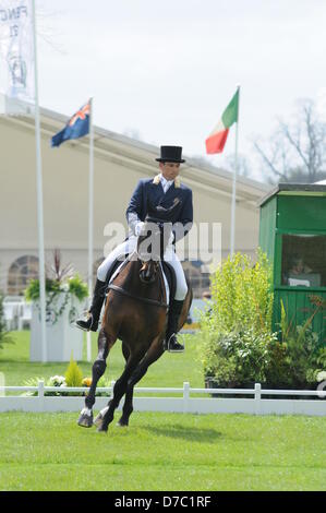 Badminton, UK. 3e mai 2013. Sam Griffiths, de l'Australie équitation temps heureux pendant la phase de dressage du 2013 Mitsubishi Motors Badminton Horse Trials. 3e mai 2013. Banque D'Images