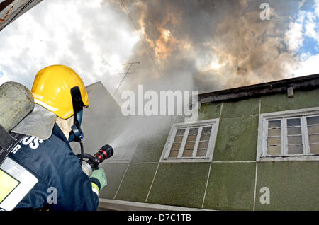 Rio Maior , Portugal. 3e mai 2013. . Fireman essayer d'atteindre l'incendie dans la maison. Crédit : Bruno Monico / Alamy Live News Banque D'Images