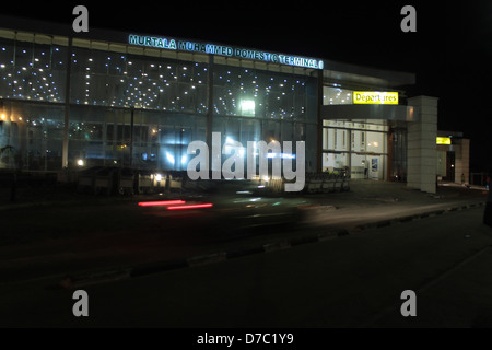 Une voiture de route par l'intérieur rénové de terminal de l'aéroport Murtala Muhammed de Lagos ikeja, la nuit. Banque D'Images