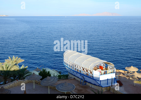 Restaurant en plein air sur la base de vieux bateau pour la pêche à l'hôtel populaire, Charm el-Cheikh, Égypte Banque D'Images