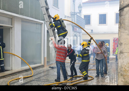 Rio Maior , Portugal. 3e mai 2013. . Firemans essayer de sauver la structure de la maison éteindre le feu ifrom le toit. Crédit : Bruno Monico / Alamy Live News Banque D'Images