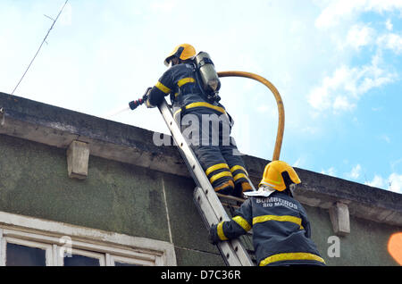 Rio Maior , Portugal. 3e mai 2013. . Firemans essayer de sauver la structure de la maison s'éteignent de la toiture. Crédit : Bruno Monico / Alamy Live News Banque D'Images