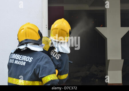 Rio Maior , Portugal. 3e mai 2013. . Firemans essayer de sauver la structure de la maison éteindre le feu à l'intérieur. Crédit : Bruno Monico / Alamy Live News Banque D'Images