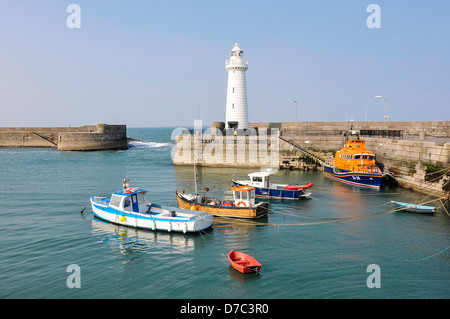 Donaghadee Harbour et le phare Banque D'Images