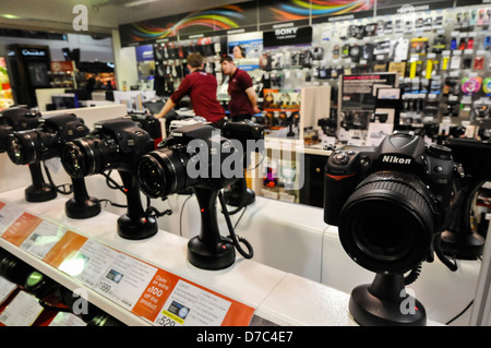 Appareils photo numériques en vente dans un voyage de l'aéroport de Dixons shop. Banque D'Images