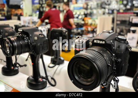 Appareils photo numériques en vente dans un voyage de l'aéroport de Dixons shop. Banque D'Images