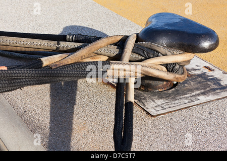 Gros plan du taquet sur le bateau un dock pier. Plan horizontal Banque D'Images