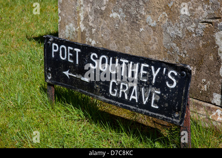 Panneau indiquant l'poète Robert Southey dans Crossthwaite la tombe de l'Église, près de Keswick, Lake District, Cumbria Banque D'Images