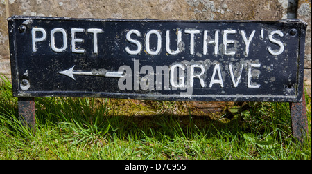 Panneau indiquant l'poète Robert Southey dans Crossthwaite la tombe de l'Église, près de Keswick, Lake District, Cumbria Banque D'Images