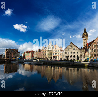 Europe Belgique ville médiévale historique de voyage - canal de Gand Graslei et rue sur le coucher du soleil. Gand, Belgique Banque D'Images