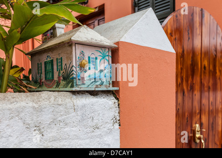 Porte de jardin et une boîte aux lettres d'une ancienne maison aux Bermudes. Banque D'Images