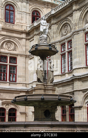 Fontaine en face de l'Opéra de Vienne, Autriche Banque D'Images