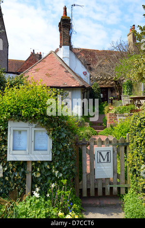L'entrée du jardin à Moonrakers Restaurant dans le village d'Alfriston, East Sussex, UK Banque D'Images