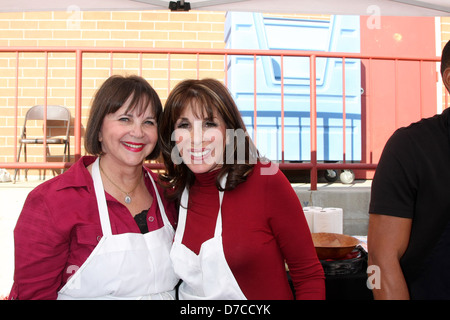 Cindy Williams, Kate Linder 17e Congrès annuel de la Chambre de Commerce et de police Fire barbecue tenu au LAPD et Hollywood Division Incendie Banque D'Images