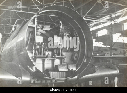 Cette image illustre le processus complexe de construction des hélices, un élément essentiel de la conception des avions. Les hélices sont des composants clés dans la génération de poussée pour les avions et sont soigneusement conçues pour maximiser l'efficacité et les performances. Le processus de construction comprend plusieurs étapes, y compris la sélection des matériaux, la mise en forme et l'assemblage de précision pour assurer la durabilité et des performances optimales en vol. Banque D'Images