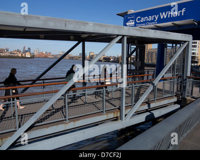 Les passagers débarquent à partir de la Tamise à l'embarcadère de ferries à Canary Wharf, London Banque D'Images