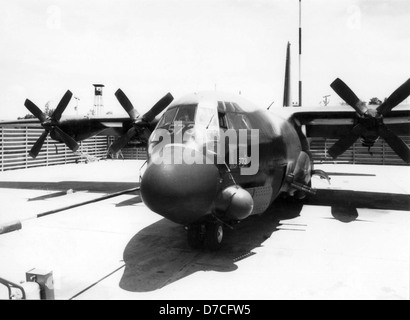 Cette image montre le Lockheed AC-130A, numéro de série 55-0469, du 16e escadron d'opérations spéciales à la base aérienne royale thaïlandaise d'Ubon en 1970. L'AC-130A était un navire de combat lourdement armé utilisé pour le soutien aérien rapproché et les opérations tactiques. Banque D'Images