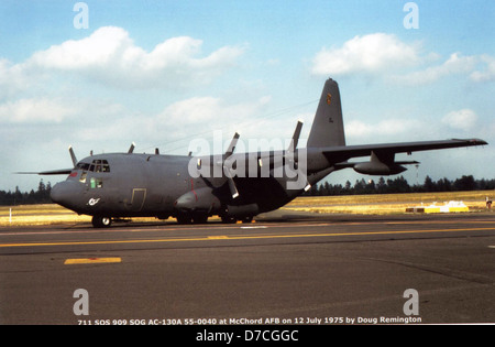 Cette image représente un Lockheed AC-130A, numéro de queue 55-0029, du 16e escadron d'opérations spéciales (SOS) à la base aérienne royale thaïlandaise d'Ubon (RTAFB) en 1970. L'AC-130A, un navire de combat polyvalent, a été utilisé pour le soutien aérien rapproché, l'interdiction aérienne et les opérations de combat. La photo souligne son importance militaire pendant la guerre du Vietnam, mettant en valeur ses armes et sa conception de cellule, ce qui en a fait un atout clé pour les forces d'opérations spéciales. Banque D'Images