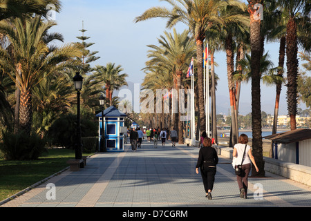 Promenade à San Pedro de Alcantara. Costa del Sol, Andalousie Espagne Banque D'Images