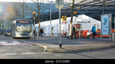 Les passagers arrivant à l'aéroport de Heathrow en tant que plus de 2 millions de travailleurs du secteur public à pied sur une grève nationale, Londres Banque D'Images