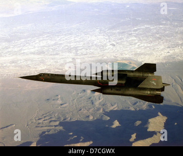 Le Lockheed SR-71A, numéro de série 17976, était un avion de reconnaissance stratégique avancé à longue portée utilisé par l'US Air Force. Il était connu pour sa vitesse incroyable et ses capacités à haute altitude, ce qui en faisait un avion emblématique pendant la Guerre froide. Banque D'Images