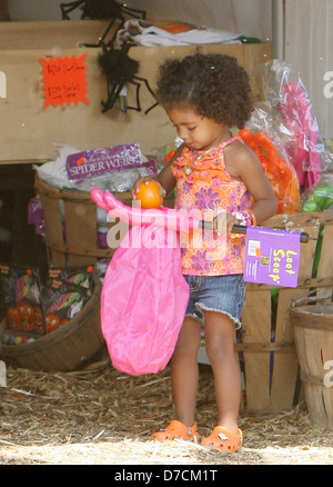 La fille d'Heidi Klum Lou Samuel célébrités passent l'après-midi à Mr Bones Pumpkin Patch dans West Hollywood West Hollywood, Banque D'Images